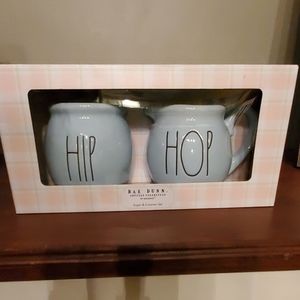 Rae Dunn Sugar & Creamer set